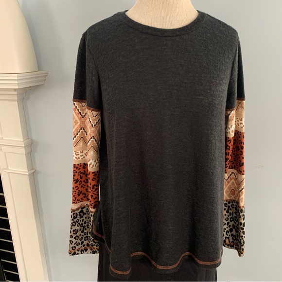 Ces femme colorblock animal print long sleeve top, lightweight fleece-y fabric - Picture 4 of 16